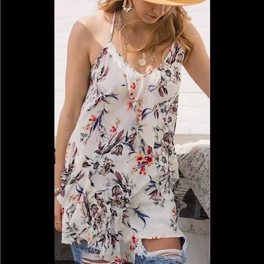 gimmicks by BKE White Floral V-Neck Camisole tank top size medium